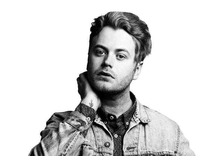 lyrik. Selv om Christian Hjelm både musikalsk og lyrisk befinder sig et sted, hvor alskens klicheer konstant står på spring, er det ret betagende, hvor godt det lykkes ham at undvige 