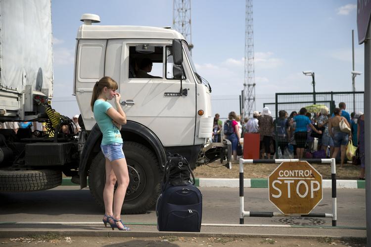 Toldmyndighederne gennemsøgte lastbilerne, da de kørte ind Rusland. På billedet er lastbilerne på vej ind i Ukraine. 