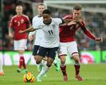 Englænder? Casper Sloth (th) i nærkamp med Liverpool-spilleren Raheem Sterling i en landskamp mod England  tidligere i år. 