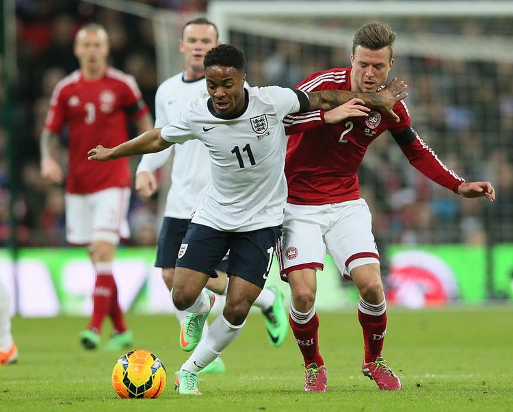 Englænder? Casper Sloth (th) i nærkamp med Liverpool-spilleren Raheem Sterling i en landskamp mod England  tidligere i år. 