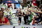 FOLKEFEST. Publikum klapper triatleterne det sidste stykke ad opløbsstrækningen på Christiansborg Slotsplads, hvor deltagerne slider sig i mål efter mere end 200 kilometer på landevejen. Billedet er fra sidste års Ironman i København. 