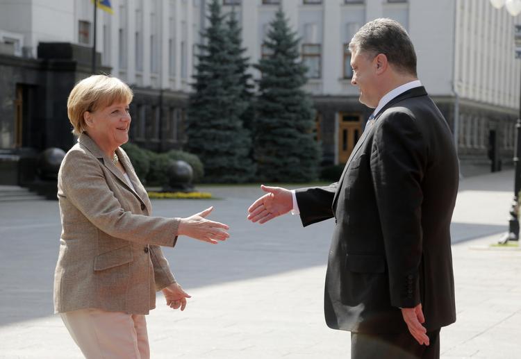 Tysklands kansler Angela Merkel kontaktedei går den russiske præsident Vladimir Putin for at udtrykke sin bekymring over den seneste udvikling. I dag rejste hun så til Kijev for at vise sin støtte til Ukraine. 