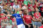 Duel. Hannover og Marcelo (th) løb med de tre point i matchen mod Schalke og den tyske  verdensmester Julian Draxler. 