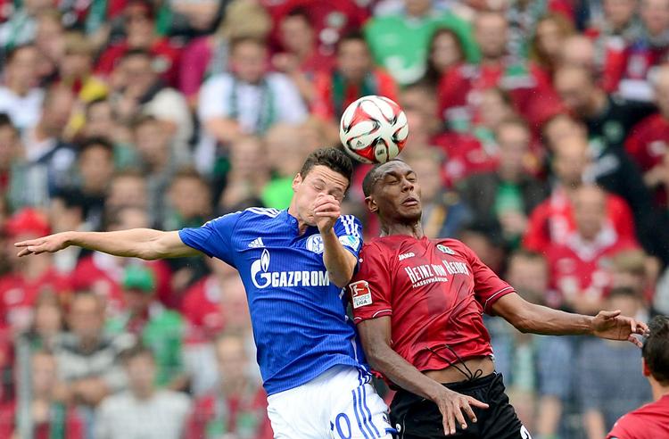 Duel. Hannover og Marcelo (th) løb med de tre point i matchen mod Schalke og den tyske  verdensmester Julian Draxler. 