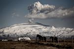 Vulkanudbrud. Da vulkanen under gletsjeren Eyjafjallajökull (billedet) gik i udbrud i 2010 lammede det flytrafikken i store dele af Europa. 