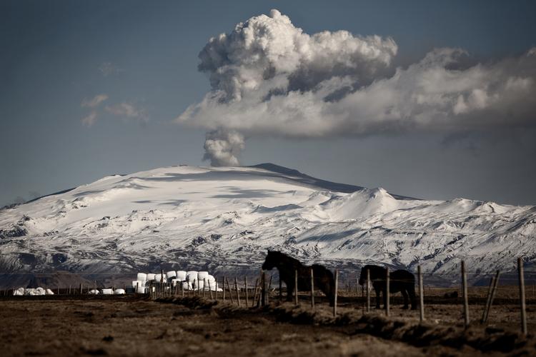 Vulkanudbrud. Da vulkanen under gletsjeren Eyjafjallajökull (billedet) gik i udbrud i 2010 lammede det flytrafikken i store dele af Europa. 
