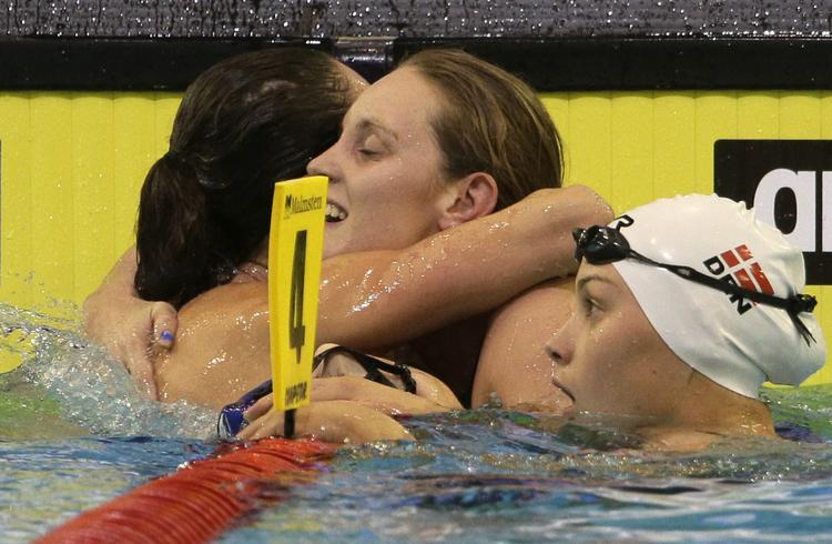 DOBBELTTRIUMF. Med Mie Ø. Nielsen som bronzevinder snuppede Storbritannien både guld og sølv i 50 meter rygcrawl til Francesca Halsall og Georgia  Davies. 