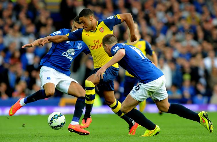 Tacklet. Alex Oxlade-Chamberlain bliver tacklet af Evertons Kevin Mirallas og James McCarthy. 