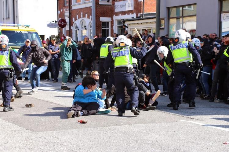 Demonstration. Flere er kommet tilskade under en demonstration i den svenske by Malmø. 