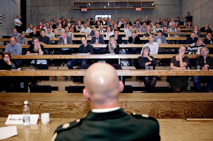 Krigsdebatten. Brigadegeneral H.C. Mathisen havde den danske kommando i Helmand i 2006. Debatten med Mike Martin på Forsvarsakademiet blev videotransmitteret til fire danske kaserner. 