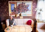 sofastykke. Mona Ingemann kan selv lide at tegne og male og var åben, da museet Kunsten i Aalborg spurgte, om hun ville lægge dagligstue til en moderne kunstudstilling. På åbningsdagen kom flere end på en almindelig dag på museet. 