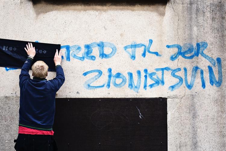 Graffiti. Den jødiske privatskole Carolineskolen blev natten til fredag ramt af hærværk. Børnene mødte ind til hadske udsagn på væggene. 