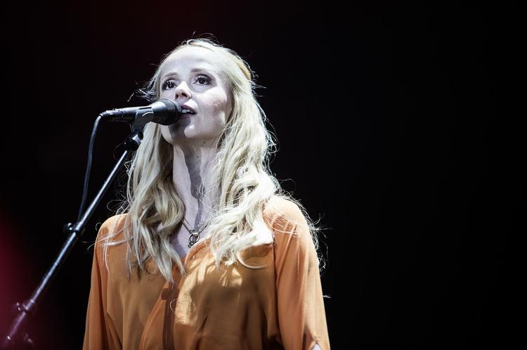 Rå. Benspændet, der har åbnet op for de nye dybder i Tina Dickow, er Pernille Fischer Christensens film, Rå. 'En du elsker'. Med fortællingen om en vingeskudt rockstjernes kamp med dæmonerne som ramme har Dickow fundet en rå nerve. 