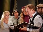 opera. Carl Christian Rasmussen er kunstneren, der læser manuskriptet til sit liv under overværelse af skuespillere og sangere fra 500 års historier i Den Gamle By. 