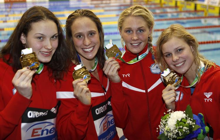 HOLDMEDLEY. På kortbane har Mie Ø. Nielsen, Rikke Møller Pedersen, Jeanette Ottesen og Pernille Blume vundet adskillige medaljer i holdmedley, som på billedet fra EM i Szczecin 2011, men i aften kan de for første gang vinde en medalje ved et langbanemesterskab. 