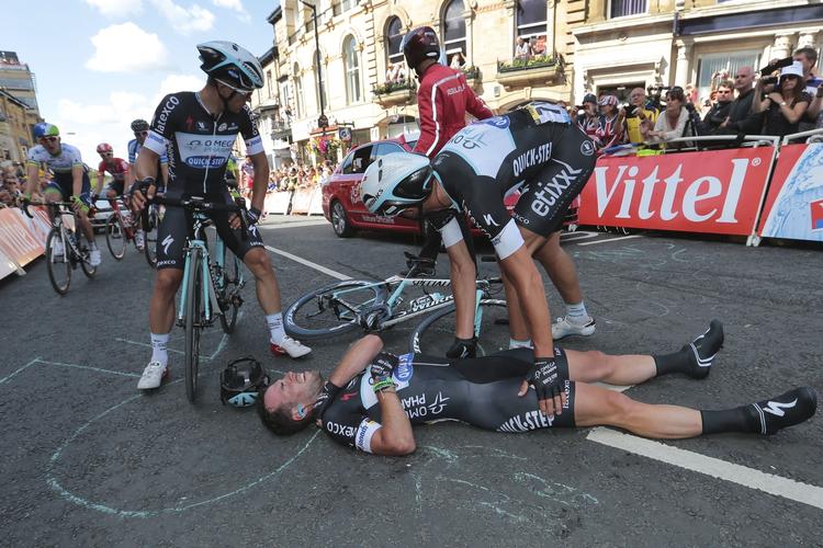 savnet. Mark Cavendish i asfalten med slemme knubs i begyndelsen af Tour de France. Nu er briten klar til nye spurter. 