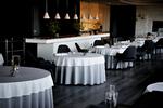 Middag. Ifølge Jyllands-Posten blev der brugt 16.902 kroner fra forskningskontoen på mad og vin for ni personer her på Geranium. Det er 1.878 kroner per kuvert. Efter Brixtofte-sagen blev der fastsat en grænse på 1.000 kroner per kuvert. (arkivfoto) 