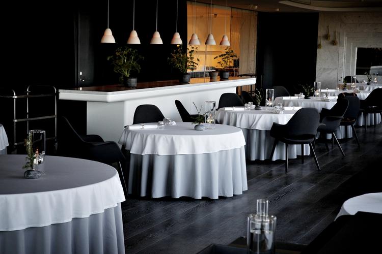 Middag. Ifølge Jyllands-Posten blev der brugt 16.902 kroner fra forskningskontoen på mad og vin for ni personer her på Geranium. Det er 1.878 kroner per kuvert. Efter Brixtofte-sagen blev der fastsat en grænse på 1.000 kroner per kuvert. (arkivfoto) 