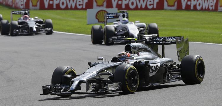 sekser. Kevin Magnussen styrer sin McLaren-racer gennem et sving på Spa-banen i Belgien. 