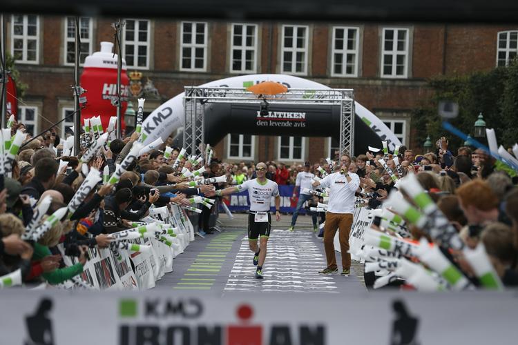 Hans Henrik Hyldelund kom op som nummer to efter de 3,8 kilometer svømning, men på de 180 kilometer cykling satte han alle og skabte sig et forspring, der var så stort, at ingen kunne hente ham på løberuten. 