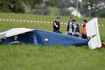 Ulykke. Politiet undersøger vraget efter flystyrt i Schweiz. To fly stødte sammen i luften. Det ene nødlandede, det andet (billedet) styrtede ned. Syv personer blev hårdt kvæstet bragt til hospitalet. 