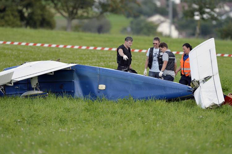 Ulykke. Politiet undersøger vraget efter flystyrt i Schweiz. To fly stødte sammen i luften. Det ene nødlandede, det andet (billedet) styrtede ned. Syv personer blev hårdt kvæstet bragt til hospitalet. 