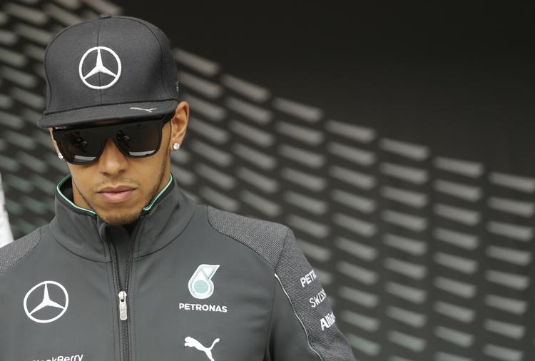 Rystet. Lewis Hamilton er chokeret over teamkammeraten Nico Rosbergskørsel efter de to kamphaner kørte sammen. 
