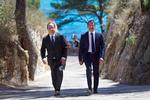 Udskiftning. Francois Hollande (tv) vil have nyt blod i regeringen og har bedt  ministerpræsident Manuel Valls om at sætte et nyt hold. 