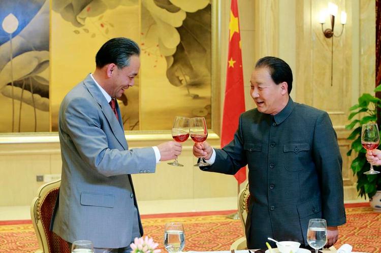 tabuer. Serien om Deng Xiaoping markedsføres i Kina som et udtryk for en ny åbenhed, men de kontroversielle elementer i historien om den daværende kinesiske leder udelades helt. Deng Xiaoping spilles i serien af Ma Shaohua (th.). 