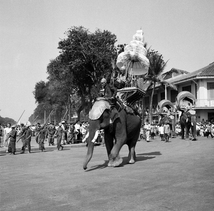 kroning. Kongelig parade i Phnom Penh i Cambodja i 1956. Efter at Sihanouk året før var abdiceret og blevet premierminister, blev hans far, Suramarit, konge. 