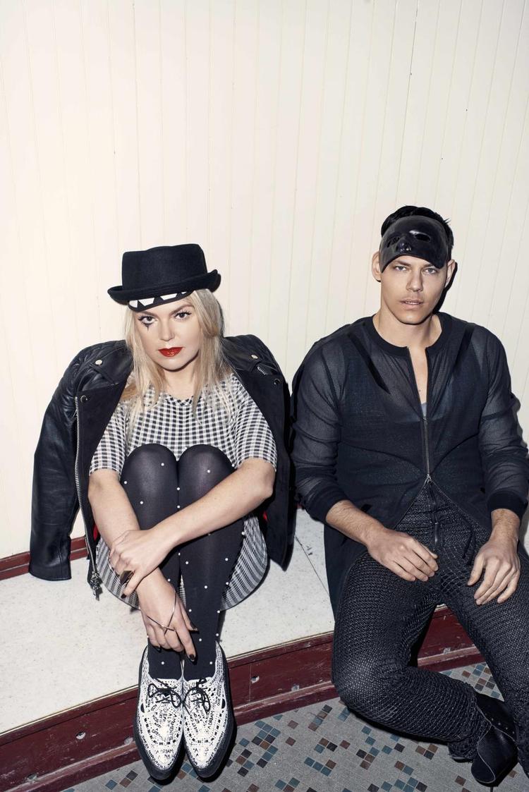 duoen Paw&amp;Lina debuterer med et dansksproget album. 