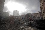 RUIN. Lokale gennemsøger den sammenstyrtede Al-Zafer-bygning, et højhus, der blev ramt af et israelsk luftbombardement i weekenden. 