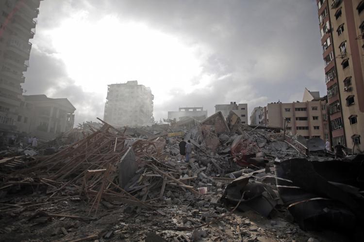 RUIN. Lokale gennemsøger den sammenstyrtede Al-Zafer-bygning, et højhus, der blev ramt af et israelsk luftbombardement i weekenden. 