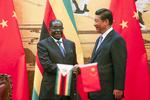 venner. Zimbabwes præsident Robert Mugabe (t.v.)  er i øjeblikket på besøg hos sin kinesiske kollega Xi Jinping. 