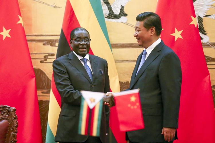venner. Zimbabwes præsident Robert Mugabe (t.v.)  er i øjeblikket på besøg hos sin kinesiske kollega Xi Jinping. 