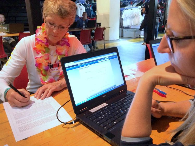 HANDLEKRAFT. Jernkvinden Bente Lauritsen kom i mål i går klokken 19.38 på Christiansborg. I dag køber hun sig endnu en jernmand på Hawaii. 