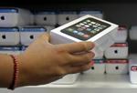 Opladning. Apple har problemer med batterierne på iPhone 5. Her er det dog en pakke med iPhone 5S, der så vidt vides ikke skulle være påvirket af problemet. 