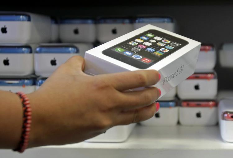 Opladning. Apple har problemer med batterierne på iPhone 5. Her er det dog en pakke med iPhone 5S, der så vidt vides ikke skulle være påvirket af problemet. 