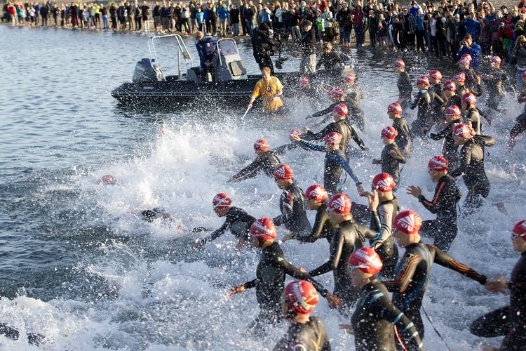 KAMIKAZE. Det gælder bare om at kaste sig ud i det. Her fra svømmestarten til KMD Ironman Copenhagen. 