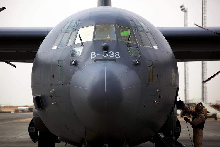 Luftstøtte. Et dansk Hercules-fly skal flyve våben til kurderne i Irak. Her er er lignende fly under mission i Afghanistan i 2012. 