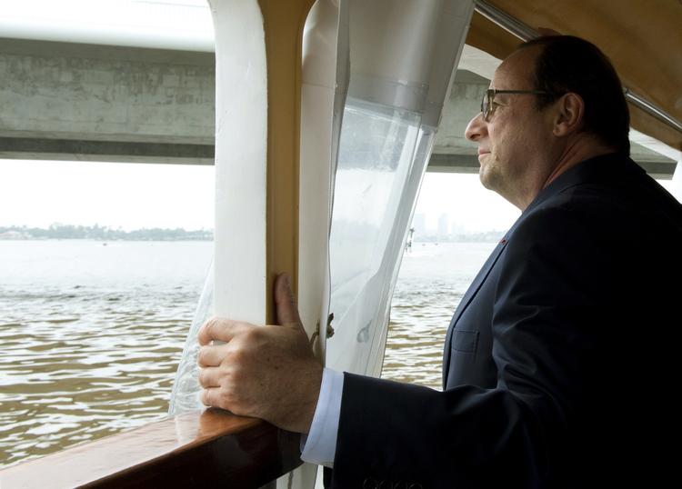 Regeringskrise. Den franske præsident François Hollande er ikke videre populær. Her er han ude og sejle under et besøg ved et fransk byggeri på Elfenbenskysten. 