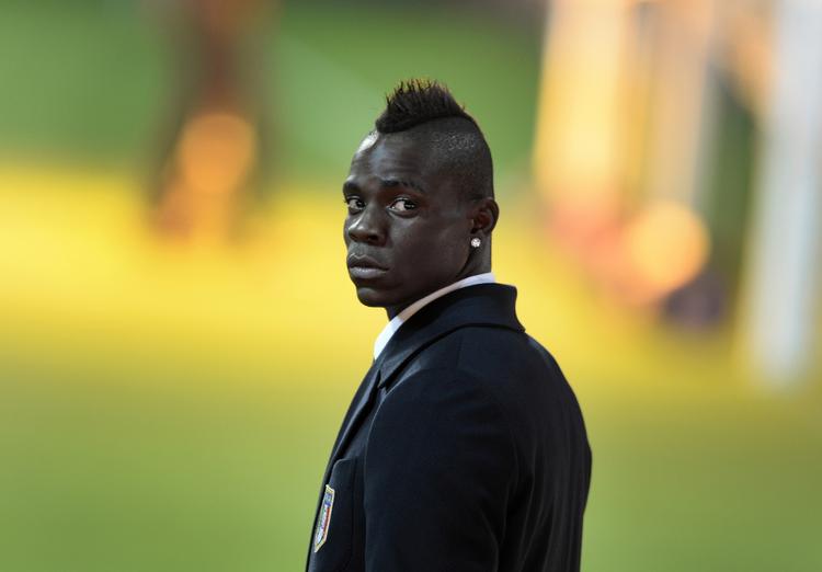 Fodbold. Mario Balotelli skifter for fjerde gang til en international topklub - i en alder af 24 år. 