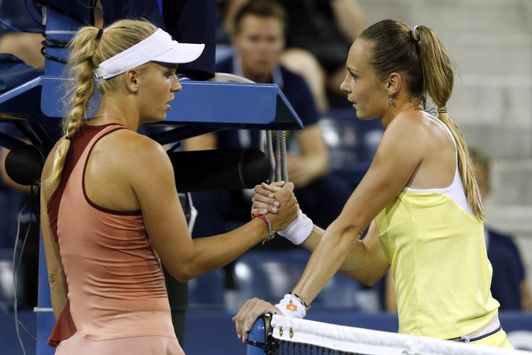 Avancement. Caroline Wozniacki havde sit hyr med Magdalena Rybarikova, der måtte udgå med en skade i begyndelsen af tredje sæt. 