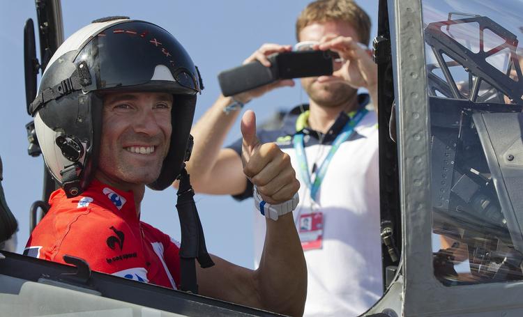 Fokus. Alejandro valverde indledte mandagen med at prøve at sidde i et af den spanske hærs jagerfly. 