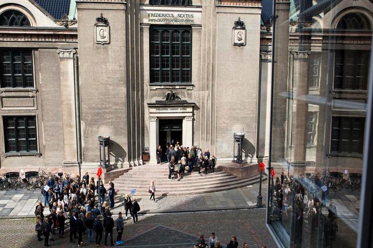 Flytbart. Det Juridiske Fakultet på Vor Frue Plads i København er blot en af mange statslige institutioner, som kan risikere at rykke sin adresse ud af byen. 