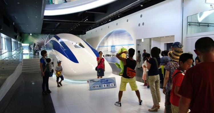 lyn. Når det magnetiske tog Maglev efter planen sættes i drift i 2027, kan man køre mellem Tokyo og Nagoya med op til 581 km. i timen. 