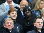 Tilskuer. Mario Balotelli (th) så i aftes sin nye klub Liverpool tabe 3-1 til Man. City, som italieneren tidligere har spillet for. Balotelli fulgte kampen sammen med bl.a.  sin skadede holdkammerat Adam Lallana (tv) og den tidligere Liverpool-manager Kenny Dalglish (nederst tv). 