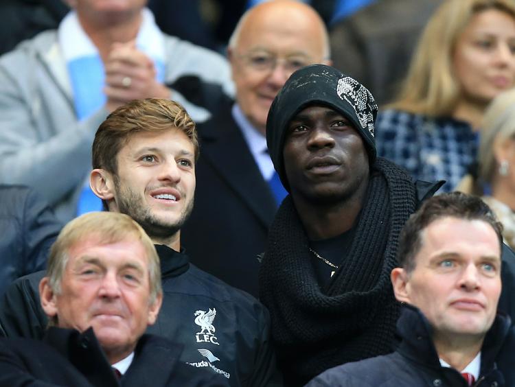 Tilskuer. Mario Balotelli (th) så i aftes sin nye klub Liverpool tabe 3-1 til Man. City, som italieneren tidligere har spillet for. Balotelli fulgte kampen sammen med bl.a.  sin skadede holdkammerat Adam Lallana (tv) og den tidligere Liverpool-manager Kenny Dalglish (nederst tv). 