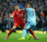 3-1. Helt og skurk i topbraget i Manchester: Liverpools Alberto Moreno fik ikke den bedste debut og var for passiv ved 1-0-målet scoret af Stevan Jovetic (th), der blev tomålsskytte. 