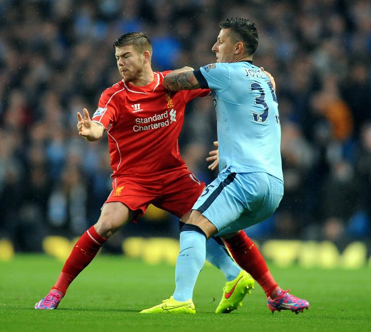 3-1. Helt og skurk i topbraget i Manchester: Liverpools Alberto Moreno fik ikke den bedste debut og var for passiv ved 1-0-målet scoret af Stevan Jovetic (th), der blev tomålsskytte. 